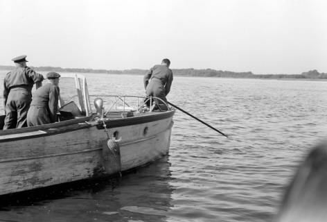 ARH NL Dierssen 1263/0010, Suche auf Steinhuder Meer nach abgestürztem "Düsenjäger", Steinhude, 1953
