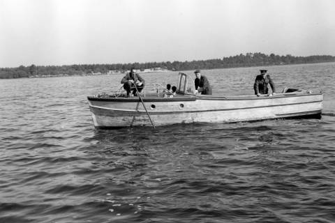 ARH NL Dierssen 1263/0011, Suche auf Steinhuder Meer nach abgestürztem "Düsenjäger", Steinhude, 1953