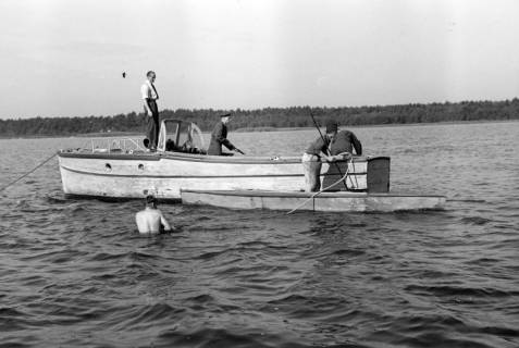 ARH NL Dierssen 1263/0014, Suche auf Steinhuder Meer nach abgestürztem "Düsenjäger", Steinhude, 1953