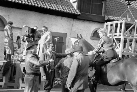 ARH NL Dierssen 1269/0002, Dreharbeiten des Films "Regina Amstetten": Carl Raddatz? (Pferd streichelnd) und Luise Ullrich, Bennigsen, 1953
