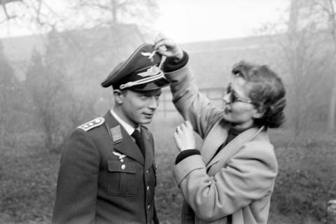 ARH NL Dierssen 1269/0012, Dreharbeiten des Films "Regina Amstetten": Dinah Hinz? (rechts), Bennigsen, 1953