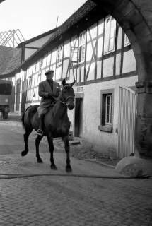 ARH NL Dierssen 1269/0017, Dreharbeiten des Films "Regina Amstetten": John Knittel, Bennigsen, 1953