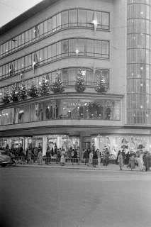 ARH NL Dierssen 1270/0019, Beleuchtete Weihnachtsbäume beim Kaufhaus Magis, Hannover, 1953