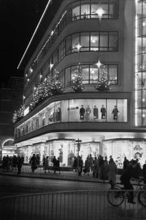 ARH NL Dierssen 1270/0023, Beleuchtete Weihnachtsbäume beim Kaufhaus Magis, Hannover, 1953