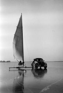 ARH NL Dierssen 1272/0001, Eissegler und VW-Käfer auf dem zugefrorenen Steinhuder Meer, Steinhude, 1954