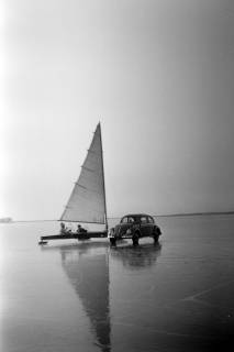 ARH NL Dierssen 1272/0004, Eissegler und VW-Käfer auf dem zugefrorenen Steinhuder Meer, Steinhude, 1954