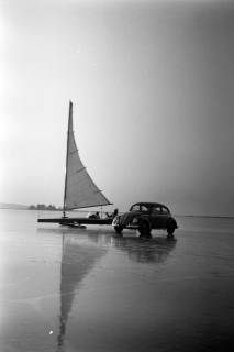 ARH NL Dierssen 1272/0006, Eissegler und VW-Käfer auf dem zugefrorenen Steinhuder Meer, Steinhude, 1954