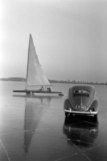 ARH NL Dierssen 1272/0011, Eissegler und VW-Käfer auf dem zugefrorenen Steinhuder Meer, Steinhude, 1954