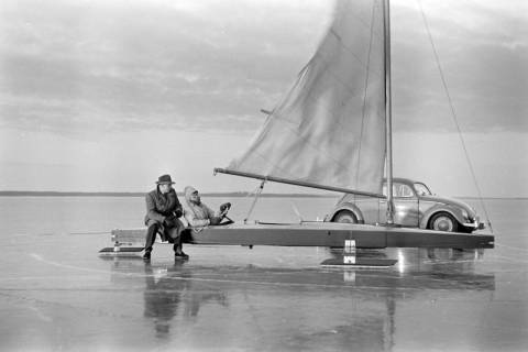 ARH NL Dierssen 1272/0013, Eissegler und VW-Käfer auf dem zugefrorenen Steinhuder Meer, Steinhude, 1954