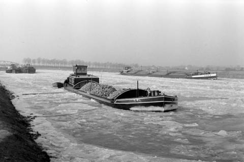ARH NL Dierssen 1272/0021, Eingefrorene Schiffe im Kanal, Wunstorf, 1954