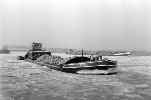 ARH NL Dierssen 1272/0026, Eingefrorene Schiffe im Kanal, Wunstorf, 1954
