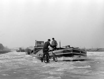 ARH NL Dierssen 1272/0029, Eingefrorene Schiffe im Kanal, Wunstorf, 1954