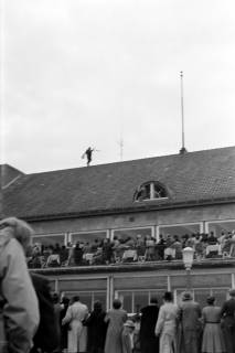 ARH NL Dierssen 1274/0015, Werbetour des Stuntman Arnim Dahl für den Film "Klettermaxe", Hannover, 1954