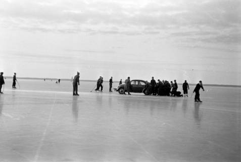 ARH NL Dierssen 1276/0011, VW-Käfer auf dem zugefrorenen Steinhuder Meer, Steinhude, 1954