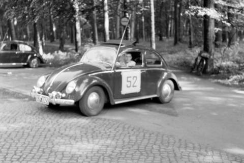 ARH NL Dierssen 1278/0014, Gerhard Dierssen beim Start der Burgenfahrt, Hannover, 1954