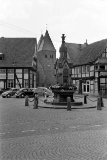 ARH NL Dierssen 1281/0029, Marktbrunnen mit Kirche, Obernkirchen, 1954