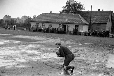 ARH NL Dierssen 1283/0009, Acella?-Fußballspiel, Hannover, 1954