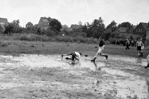 ARH NL Dierssen 1283/0016, Acella?-Fußballspiel, Hannover, 1954