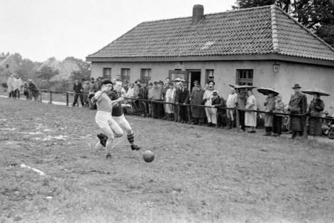 ARH NL Dierssen 1283/0019, Acella?-Fußballspiel, Hannover, 1954