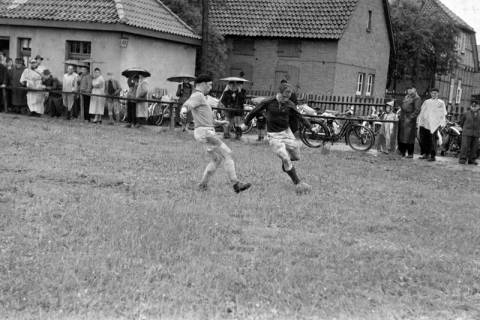 ARH NL Dierssen 1283/0028, Acella?-Fußballspiel, Hannover, 1954