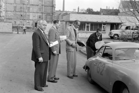 ARH NL Dierssen 1291/0001, Kontrolle beim Porsche-Rallye, Hannover, 1954