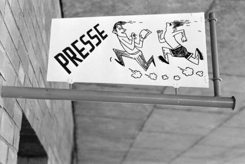 ARH NL Dierssen 1291/0010, Schilder im Niedersachsenstadion, Hannover, 1954