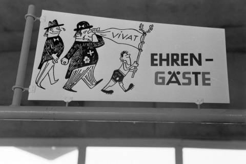 ARH NL Dierssen 1291/0012, Schilder im Niedersachsenstadion, Hannover, 1954