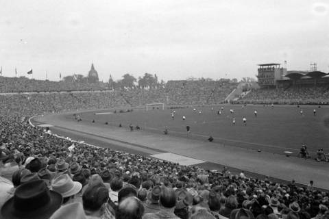 ARH NL Dierssen 1291/0025, Fußball-Länderspiel Deutschland gegen Frankreich im Niedersachsenstadion, Hannover, 1954