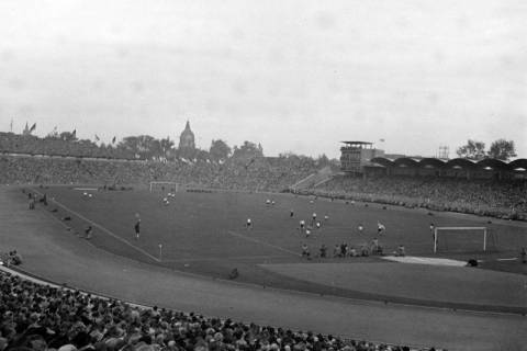 ARH NL Dierssen 1291/0027, Fußball-Länderspiel Deutschland gegen Frankreich im Niedersachsenstadion, Hannover, 1954