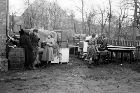 ARH NL Dierssen 1295/0003, Konrads schlafen auf der Straße, Müllingen, 1954