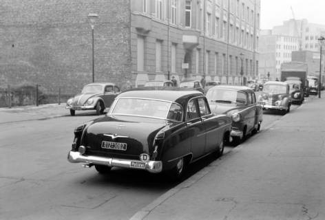 ARH NL Dierssen 1296/0009, Opel Kapitän '54 von Kopf in der Odeonstraße, Hannover, 1954