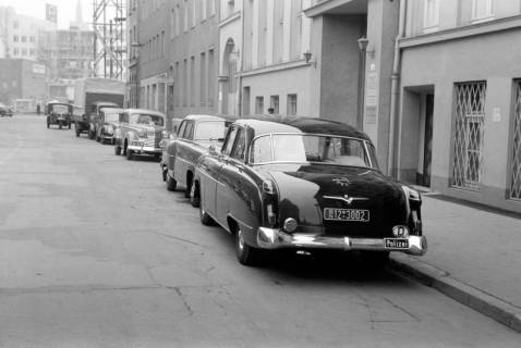 ARH NL Dierssen 1296/0010, Opel Kapitän '54 von Kopf in der Odeonstraße, Hannover, 1954