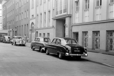 ARH NL Dierssen 1296/0011, Opel Kapitän '54 von Kopf in der Odeonstraße, Hannover, 1954