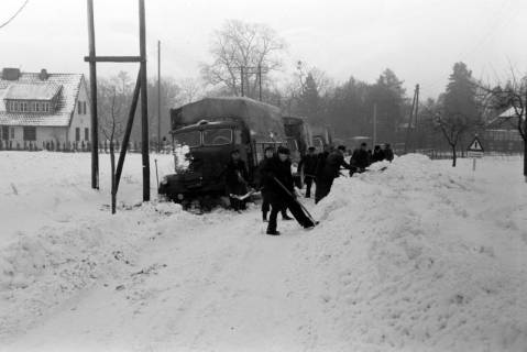 ARH NL Dierssen 1300/0011, Lastzug in Schneewehe, Hasperde, 1955