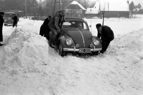 ARH NL Dierssen 1300/0014, VW-Käfer in Schneewehe, Hasperde, 1955
