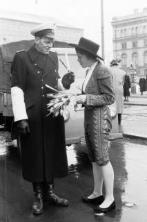 ARH NL Dierssen 1300/0016, Polizist erhält Blumen zum Valentinstag, Hannover, 1955