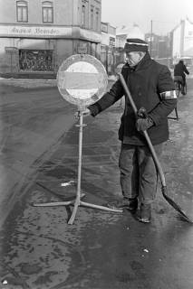 ARH NL Dierssen 1302/0019, Falsches Verkehrsschild bei Schneeräumung, Hannover, 1955