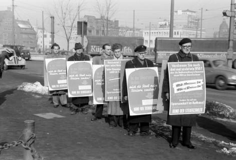ARH NL Dierssen 1304/0007, Protestplakate gegen Steuern, Hannover, 1955