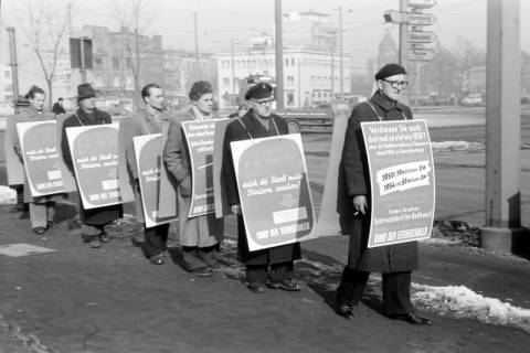 ARH NL Dierssen 1304/0008, Protestplakate gegen Steuern, Hannover, 1955