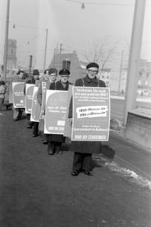 ARH NL Dierssen 1304/0009, Protestplakate gegen Steuern, Hannover, 1955