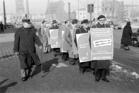 ARH NL Dierssen 1304/0010, Protestplakate gegen Steuern, Hannover, 1955