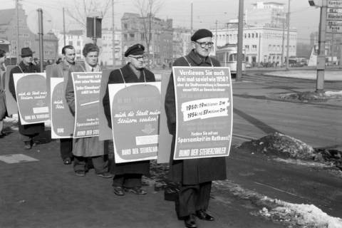 ARH NL Dierssen 1304/0011, Protestplakate gegen Steuern, Hannover, 1955