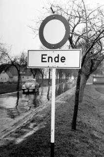ARH NL Dierssen 1305/0017, Verkehrsschild "Durchfahrt verboten - Ende", Wunstorf, 1955