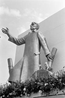 ARH NL Dierssen 1312/0001, Schlesiertreffen: Heimkehrer-Statue, Hannover, 1955