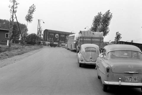 ARH NL Dierssen 1322/0029, Autoschlange am Bahnübergang B3, Elze, 1955