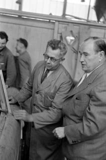 ARH NL Dierssen 1328/0007, Dr. h.c. Carl F. W. Borgward (rechts)  in der Borgward-PKW-Fabrik, Bremen, 1955