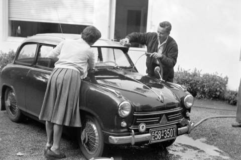 ARH NL Dierssen 1328/0024, Sohn von Carl Borgward und Ehefrau Elisabeth (geb. Rühl) beim Waschen eines Lloyd 600, Bremen, 1955