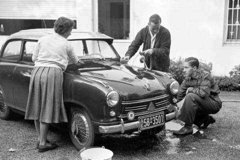 ARH NL Dierssen 1328/0025, Söhne von Carl Borgward und Ehefrau Elisabeth (geb. Rühl) beim Waschen eines Lloyd 600, Bremen, 1955