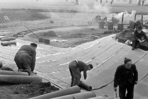 ARH NL Dierssen 1338/0001, Teich wird mit Dachpappe ausgelegt, Hannover, 1955