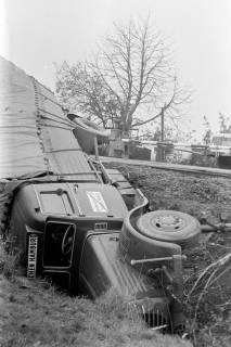 ARH NL Dierssen 1338/0007, Verunglückter LKW an dem Bahnübergang Kaiserrampe, Springe, 1955